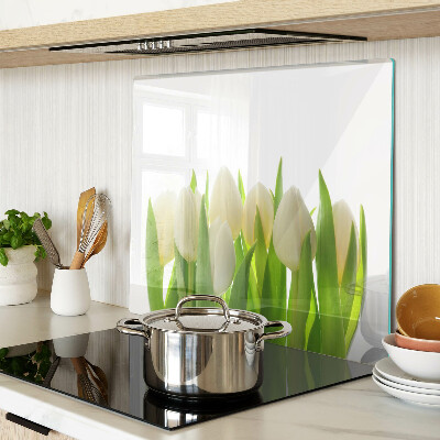 Glazen snijplanken Tulpen tegen een achtergrond van groene bladeren