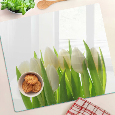Glazen snijplanken Tulpen tegen een achtergrond van groene bladeren