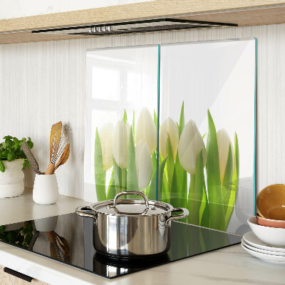 Glazen snijplanken Tulpen tegen een achtergrond van groene bladeren