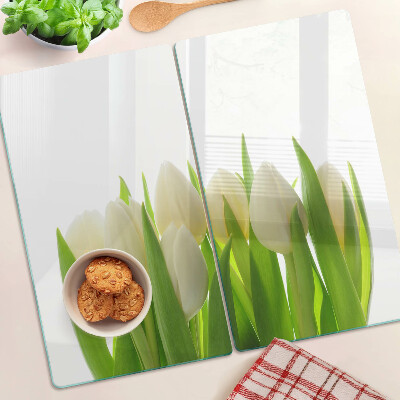 Glazen snijplanken Tulpen tegen een achtergrond van groene bladeren