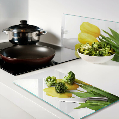 Snijplanken glas Gele tulpen op een groene achtergrond