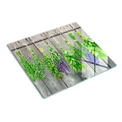 Glazen snijplanken Gedroogde kruiden op een houten achtergrond