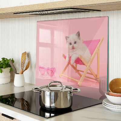 Glazen snijplanken Kitten op een ligstoel op een roze achtergrond