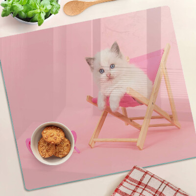 Glazen snijplanken Kitten op een ligstoel op een roze achtergrond