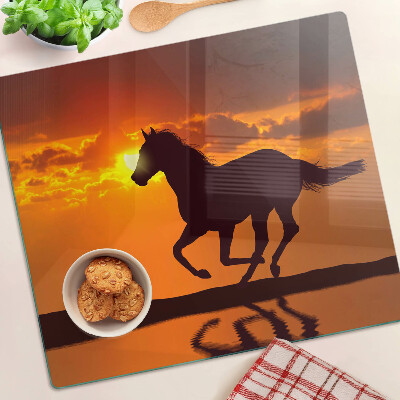 Glazen snijplanken Een paard tegen de achtergrond van de ondergaande zon