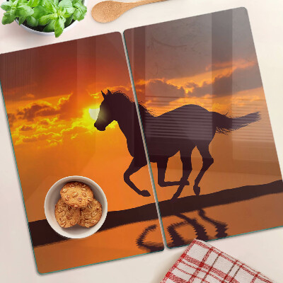 Glazen snijplanken Een paard tegen de achtergrond van de ondergaande zon