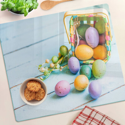 Snijplanken glas Paaskleurige eieren in een mandje