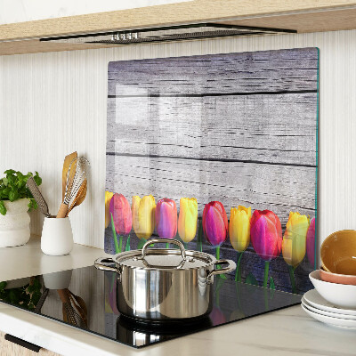 Glazen snijplanken Tulpen op een houten achtergrond