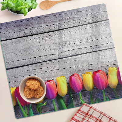 Glazen snijplanken Tulpen op een houten achtergrond