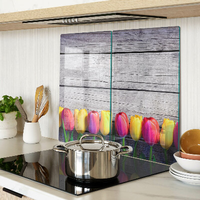 Glazen snijplanken Tulpen op een houten achtergrond