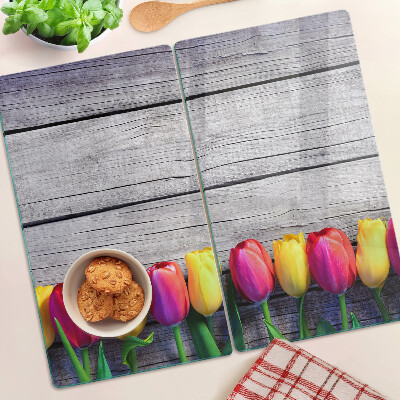 Glazen snijplanken Tulpen op een houten achtergrond
