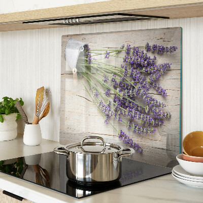 Glazen snijplanken Lavendel in een pot op een houten achtergrond