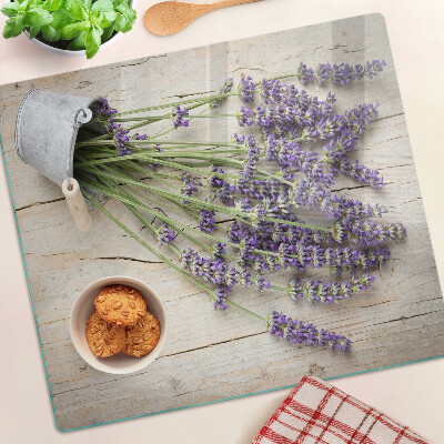 Glazen snijplanken Lavendel in een pot op een houten achtergrond
