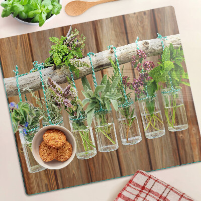 Snijplanken glas Kruiden in potten op een houten achtergrond