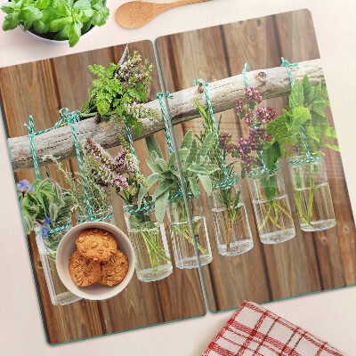 Snijplanken glas Kruiden in potten op een houten achtergrond