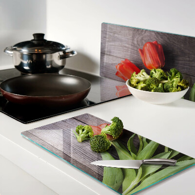 Glazen snijplanken Tulpen op een houten achtergrond