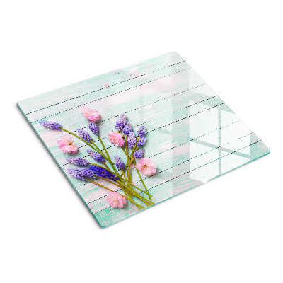 Glazen snijplanken Bloemen op een houten achtergrond