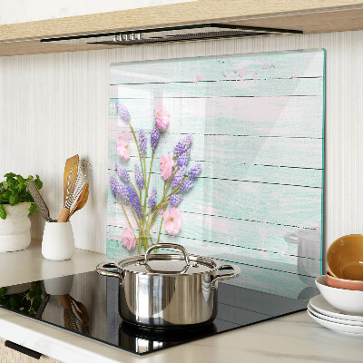 Glazen snijplanken Bloemen op een houten achtergrond