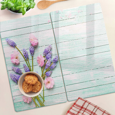 Glazen snijplanken Bloemen op een houten achtergrond