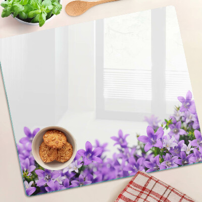 Snijplanken glas Paarse bloemen op de achtergrond