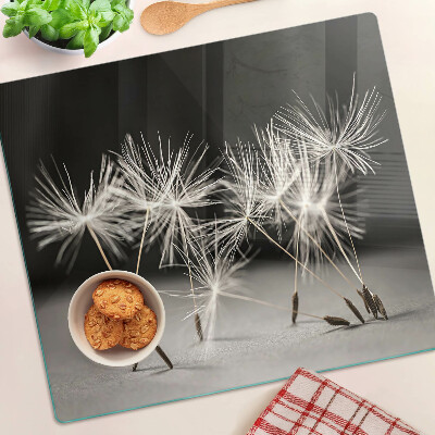 Snijplanken glas Pluizige paardenbloemen op een monochromatische achtergrond