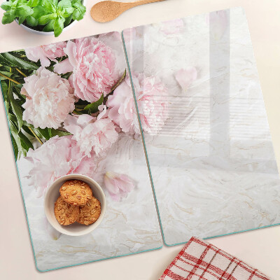 Snijplanken glas Pioenrozen op een marmeren achtergrond