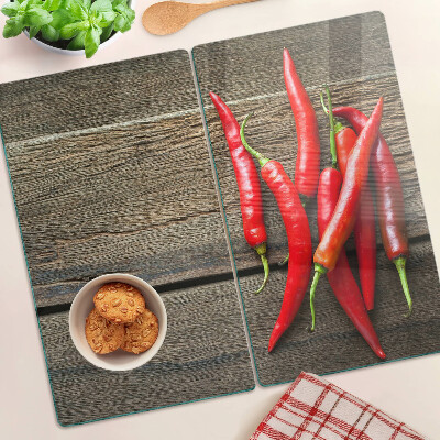 Glazen snijplanken Chilipepers op een houten achtergrond