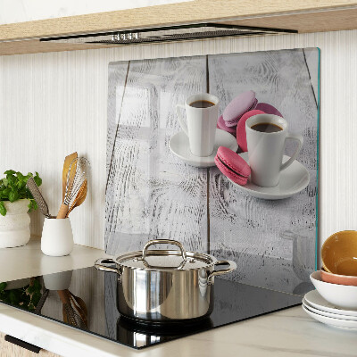 Glazen snijplanken Koffie en macarons op een houten achtergrond
