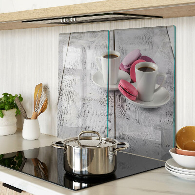 Glazen snijplanken Koffie en macarons op een houten achtergrond
