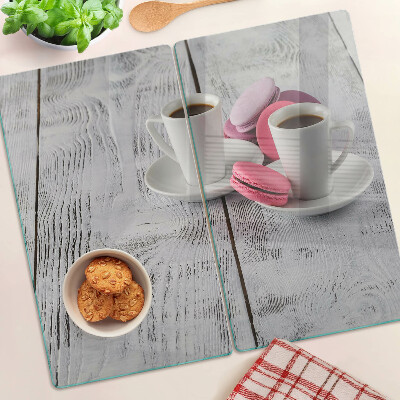 Glazen snijplanken Koffie en macarons op een houten achtergrond