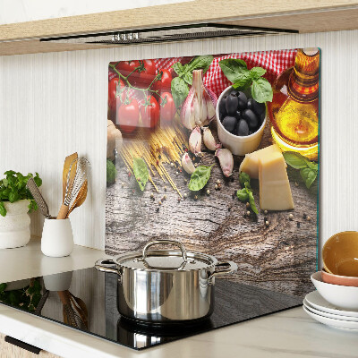 Glazen snijplanken Italiaanse keuken met pasta en groenten
