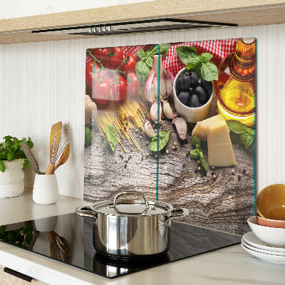 Glazen snijplanken Italiaanse keuken met pasta en groenten