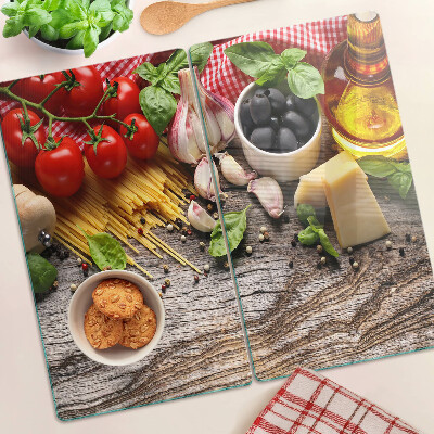 Glazen snijplanken Italiaanse keuken met pasta en groenten
