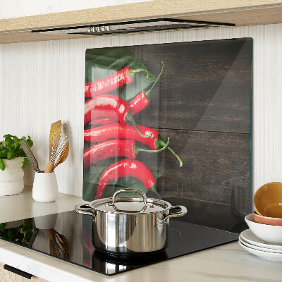 Snijplanken glas Chilipepers op een houten achtergrond