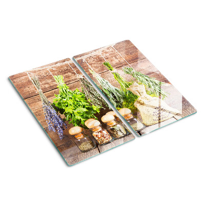 Glazen snijplanken Kruiden en specerijen op een houten achtergrond