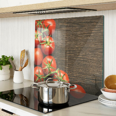 Glazen snijplanken Tomaten op een houten achtergrond