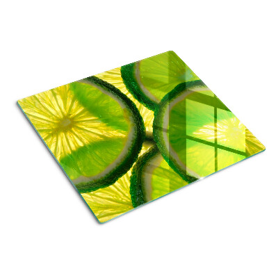 Snijplanken glas Limoenschijfjes op een groene achtergrond