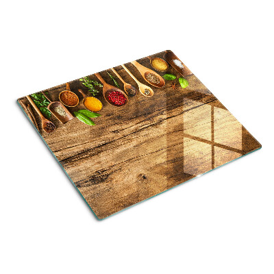 Snijplanken glas Specerijen en kruiden op een houten achtergrond