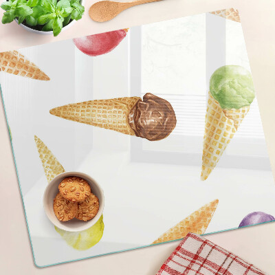 Snijplanken glas IJs in een wafelhoorntje