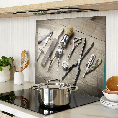 Snijplanken glas Kappersgereedschap op een houten achtergrond