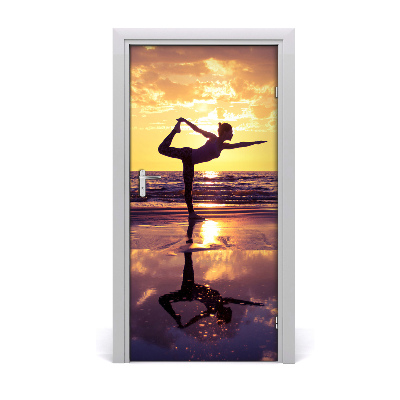 Deur sticker Yoga-mensen op het strand