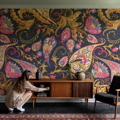 Vliesbehang fotobehang woonkamer met een kleurrijk paisley-patroon