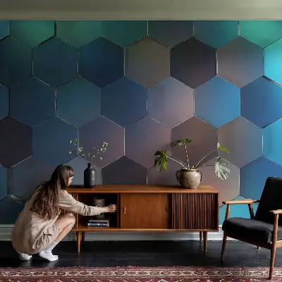 Vliesbehang fotobehang woonkamer in blauw met zeshoekpatroon
