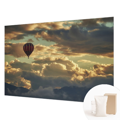 Premium fotobehang met een ballon tussen de wolken