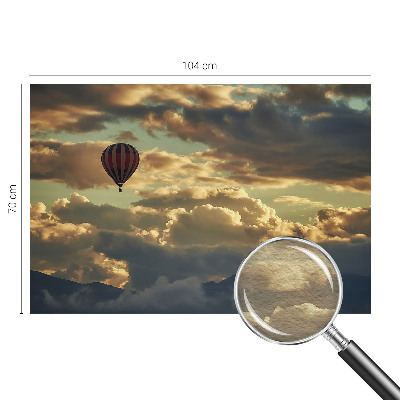 Premium fotobehang met een ballon tussen de wolken