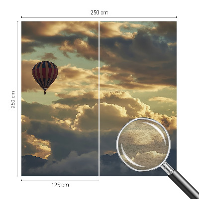Premium fotobehang met een ballon tussen de wolken