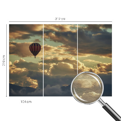 Premium fotobehang met een ballon tussen de wolken