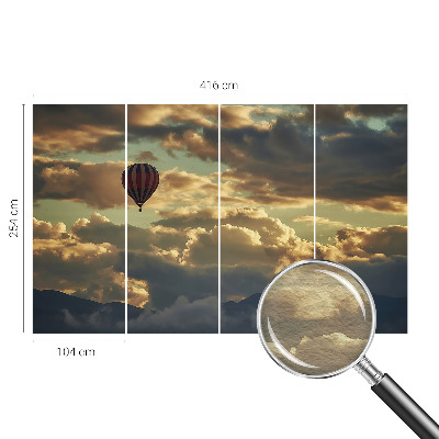 Premium fotobehang met een ballon tussen de wolken