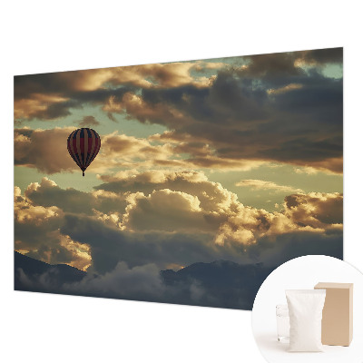 Premium fotobehang met een ballon tussen de wolken