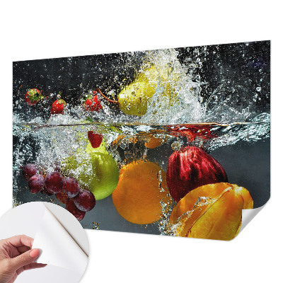 Zelfklevende behangsticker met een print van fruit in water